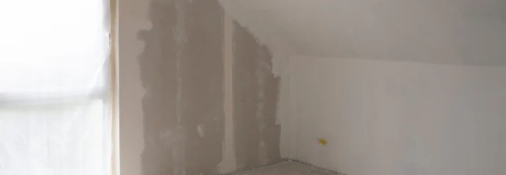 Unfertiger Raum mit abgeklebtem Fenster